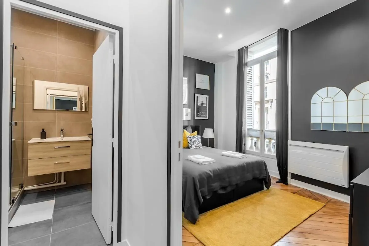 V2D Vivid Elegance Near Palais Royal 4P Apartment Paris