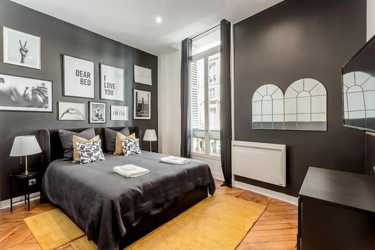 V2D Vivid Elegance Near Palais Royal 4P Apartment Paris France