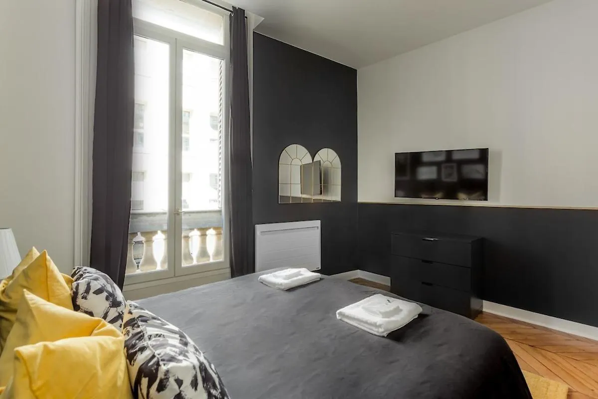 V2D Vivid Elegance Near Palais Royal 4P Apartment Paris