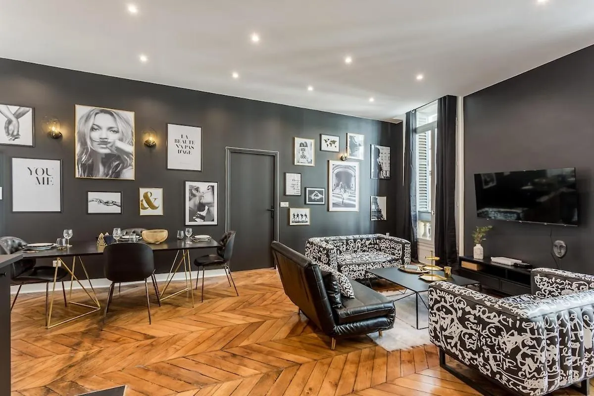 V2D Vivid Elegance Near Palais Royal 4P Apartment Paris