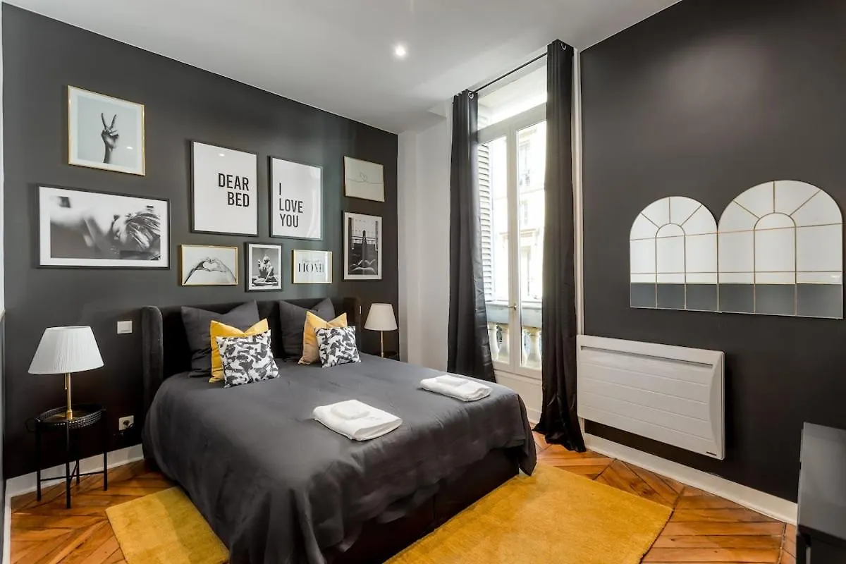 V2D Vivid Elegance Near Palais Royal 4P Apartment Paris