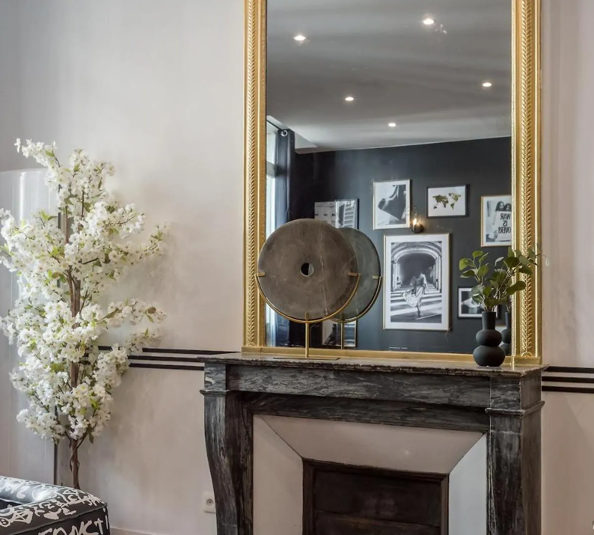 V2D Vivid Elegance Near Palais Royal 4P Apartment Paris